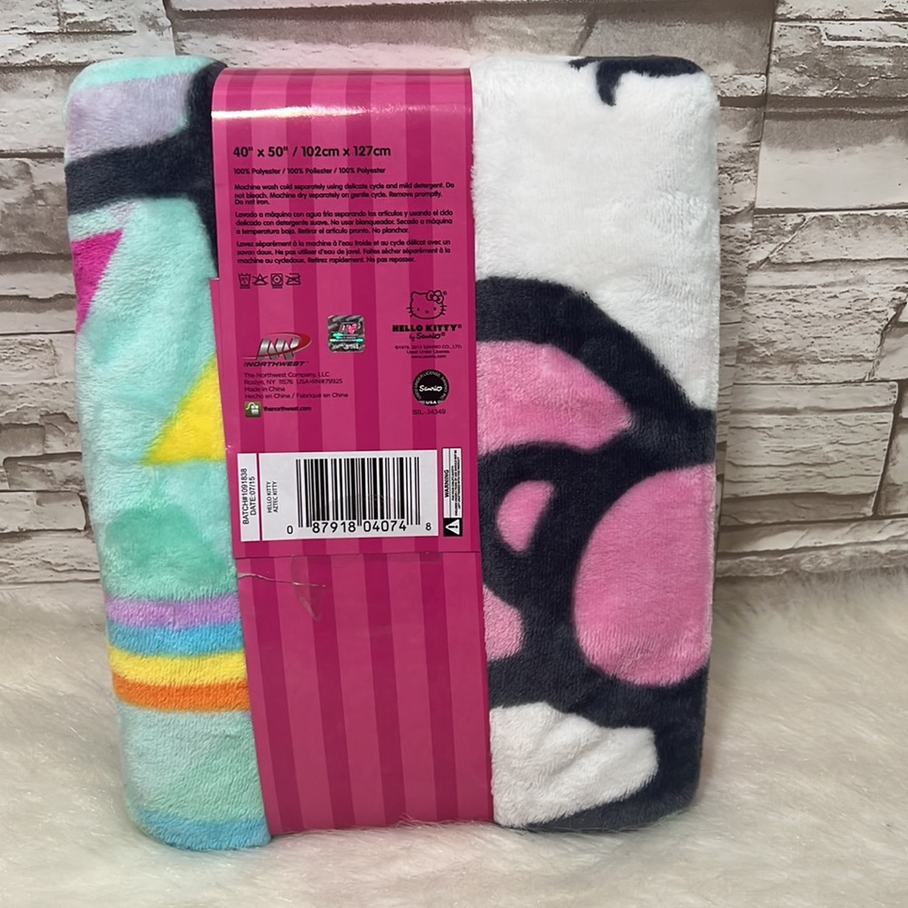 Hello Kitty Silky Soft Throw - Picture 5 of 7